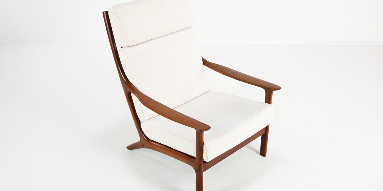 This elegant pair of armchairs, designed by Edvard Valentinsen and manufactured by Fraska in the 1960s, exemplifies the elegance and innovation of mid-century Danish design.