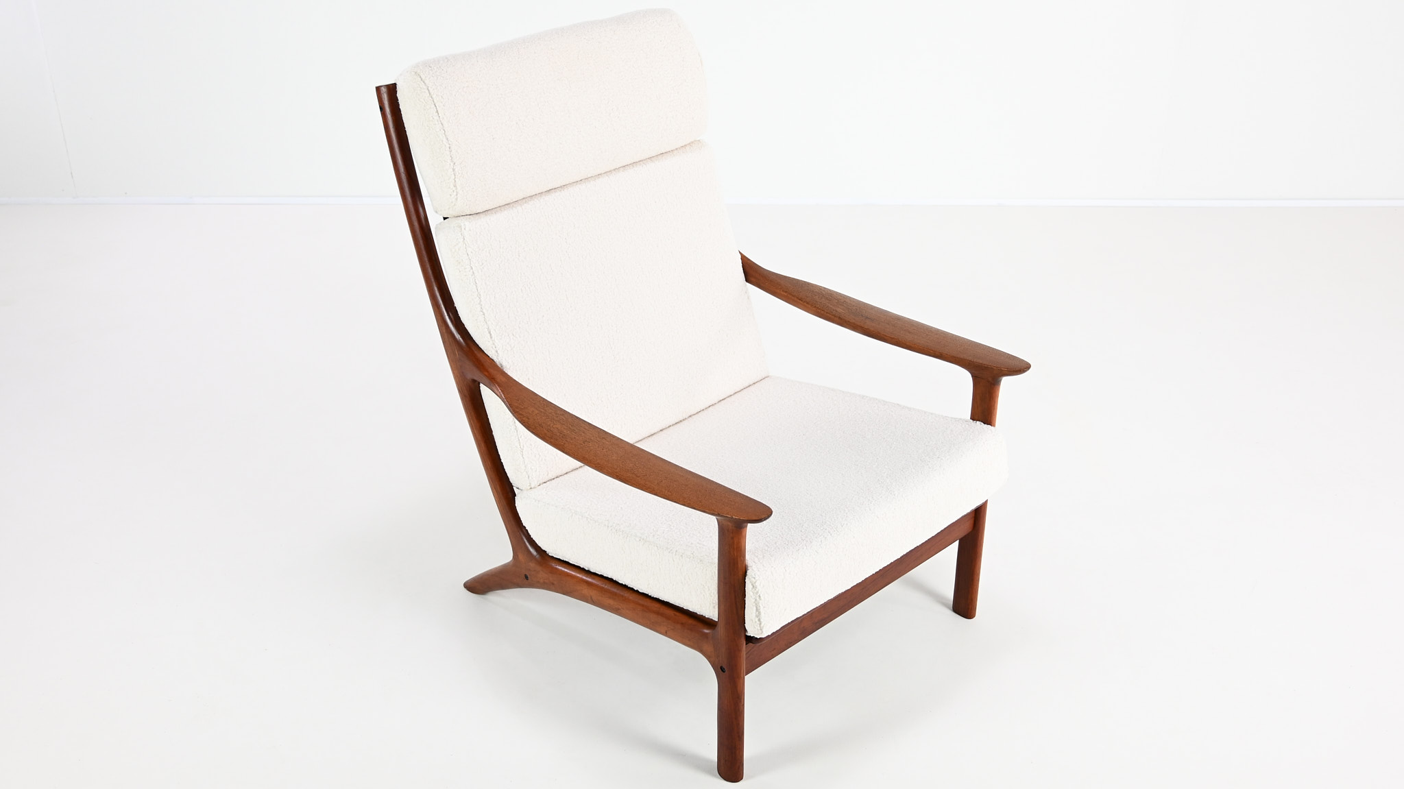 This elegant pair of armchairs, designed by Edvard Valentinsen and manufactured by Fraska in the 1960s, exemplifies the elegance and innovation of mid-century Danish design.