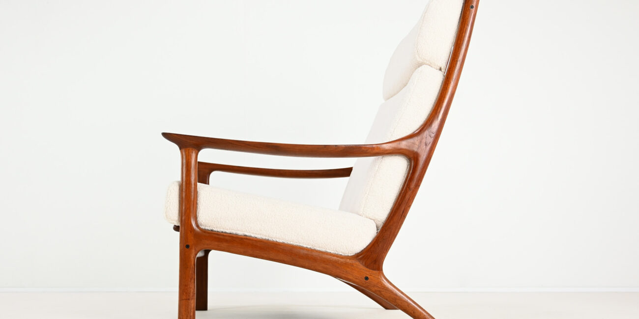 This elegant pair of armchairs, designed by Edvard Valentinsen and manufactured by Fraska in the 1960s, exemplifies the elegance and innovation of mid-century Danish design.