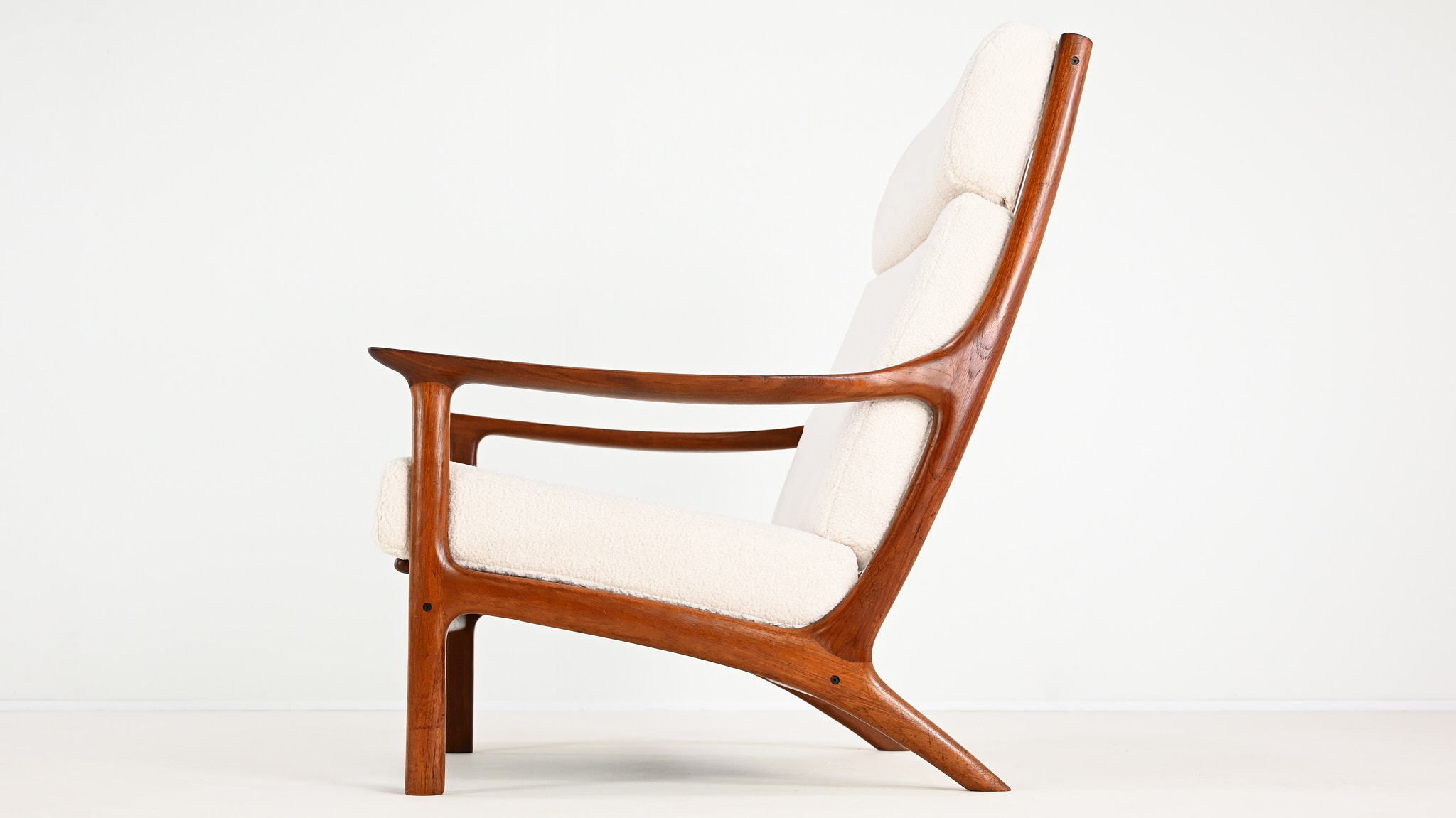 This elegant pair of armchairs, designed by Edvard Valentinsen and manufactured by Fraska in the 1960s, exemplifies the elegance and innovation of mid-century Danish design.