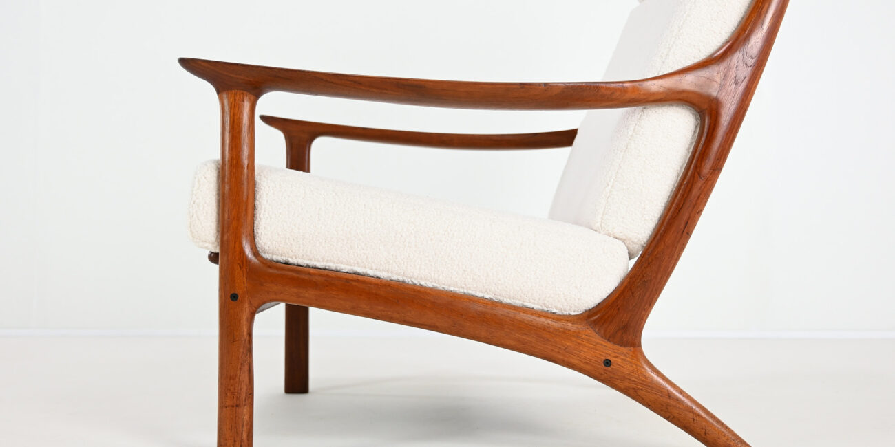 This elegant pair of armchairs, designed by Edvard Valentinsen and manufactured by Fraska in the 1960s, exemplifies the elegance and innovation of mid-century Danish design.