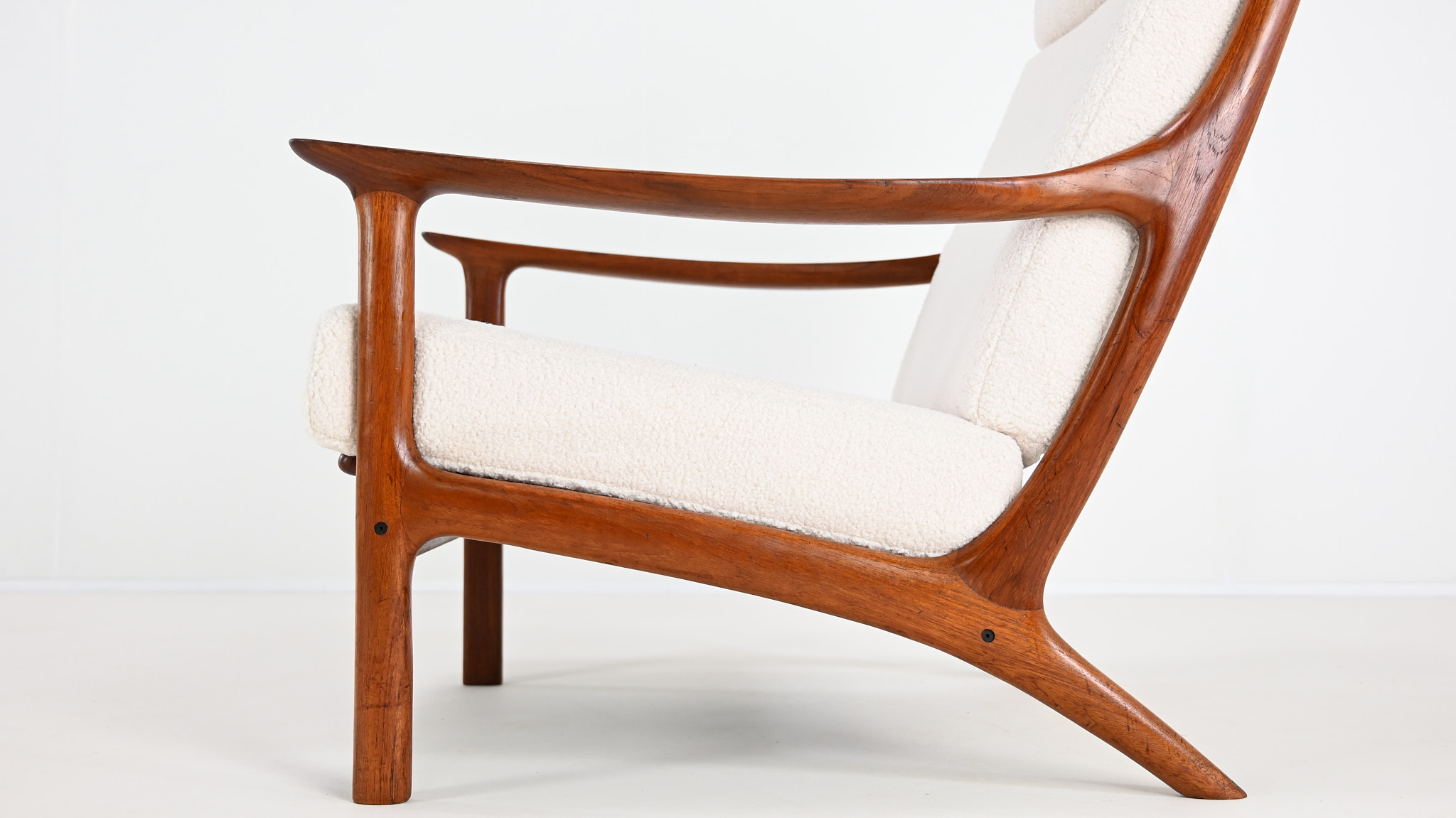 This elegant pair of armchairs, designed by Edvard Valentinsen and manufactured by Fraska in the 1960s, exemplifies the elegance and innovation of mid-century Danish design.