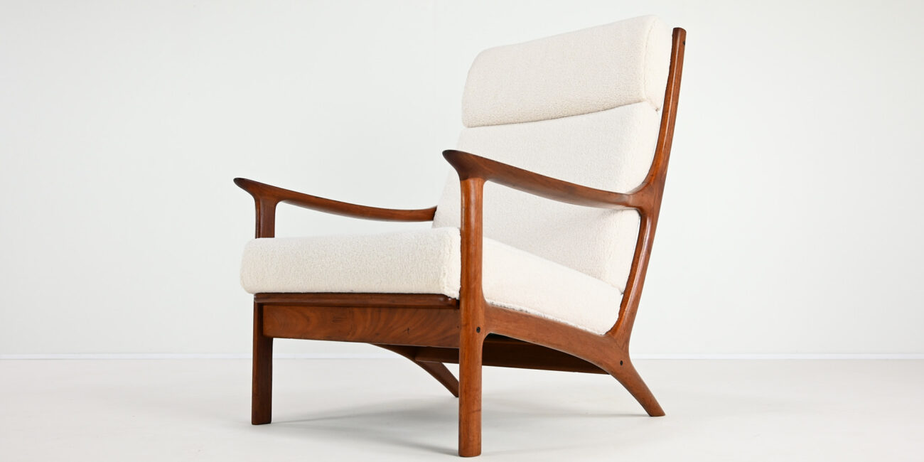This elegant pair of armchairs, designed by Edvard Valentinsen and manufactured by Fraska in the 1960s, exemplifies the elegance and innovation of mid-century Danish design.