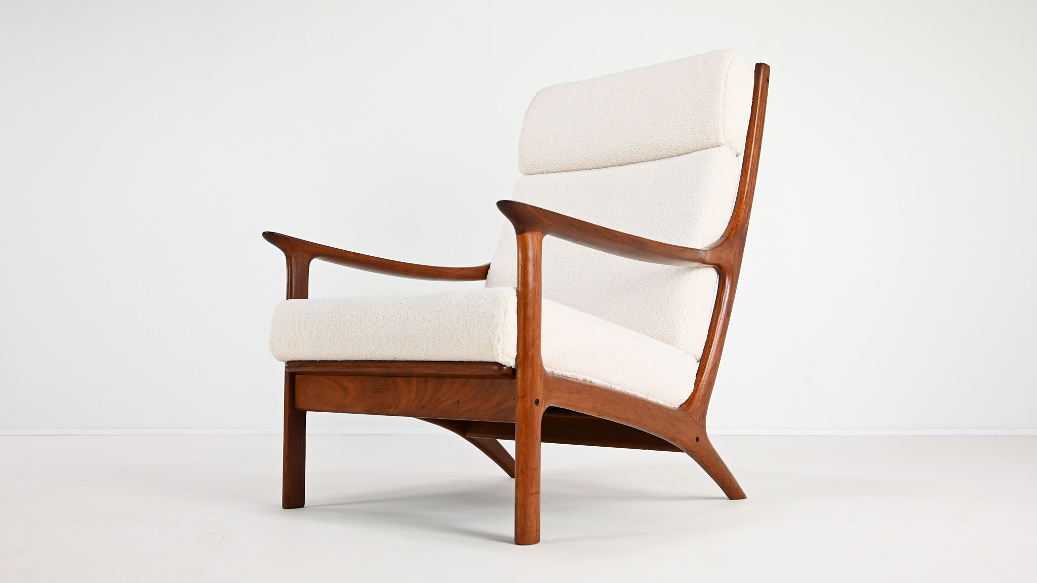 This elegant pair of armchairs, designed by Edvard Valentinsen and manufactured by Fraska in the 1960s, exemplifies the elegance and innovation of mid-century Danish design.