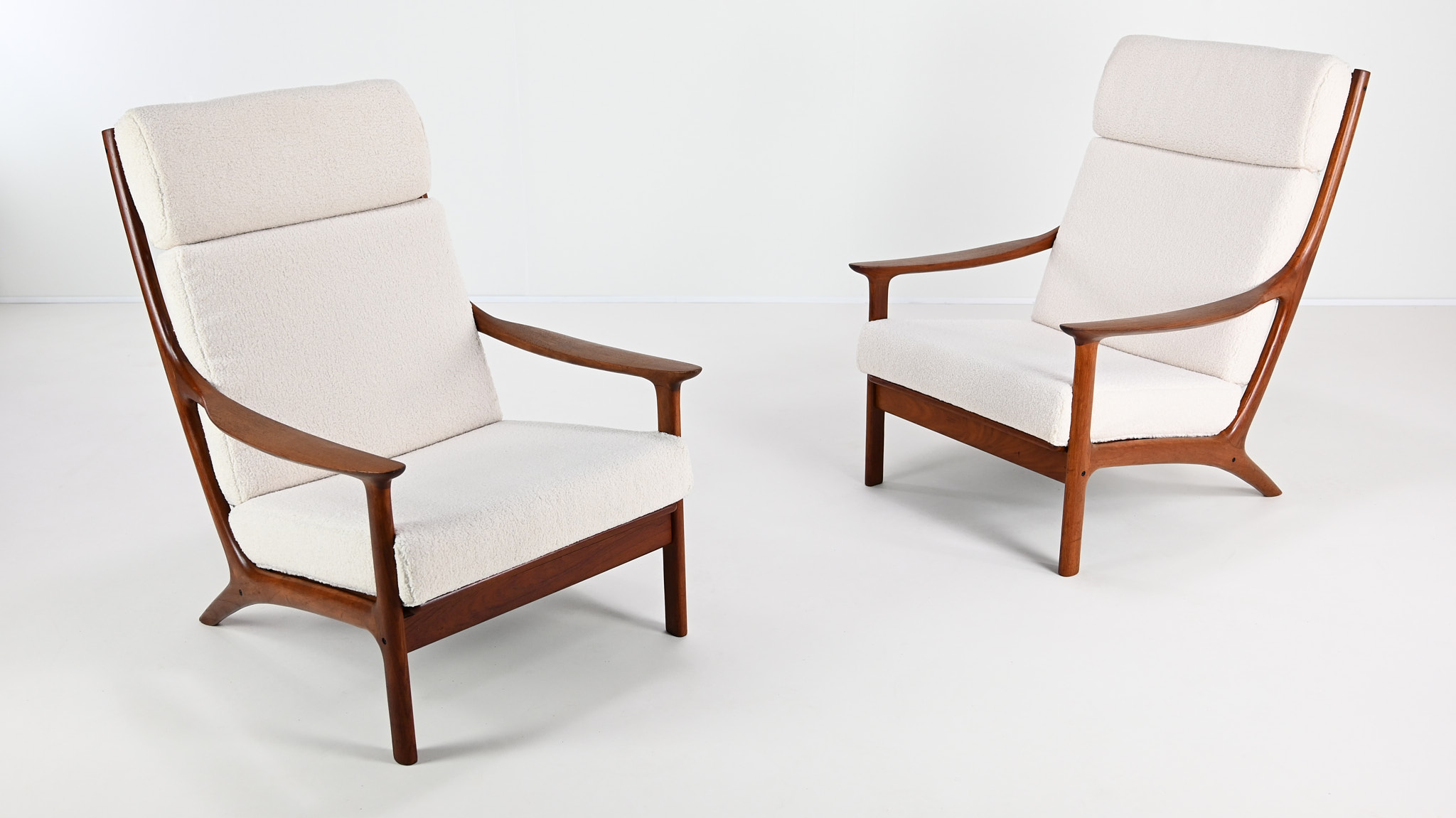 This elegant pair of armchairs, designed by Edvard Valentinsen and manufactured by Fraska in the 1960s, exemplifies the elegance and innovation of mid-century Danish design.