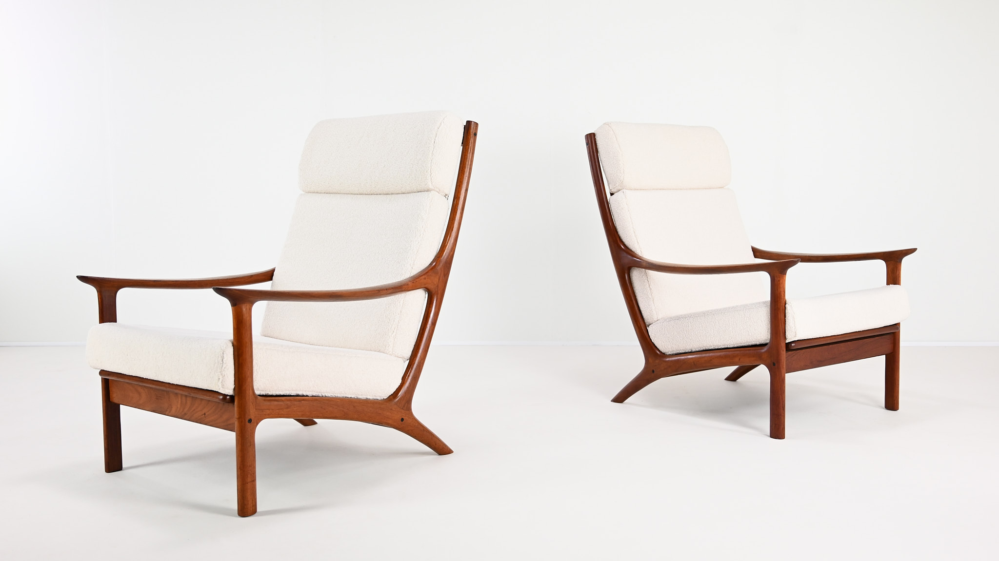 This elegant pair of armchairs, designed by Edvard Valentinsen and manufactured by Fraska in the 1960s, exemplifies the elegance and innovation of mid-century Danish design.