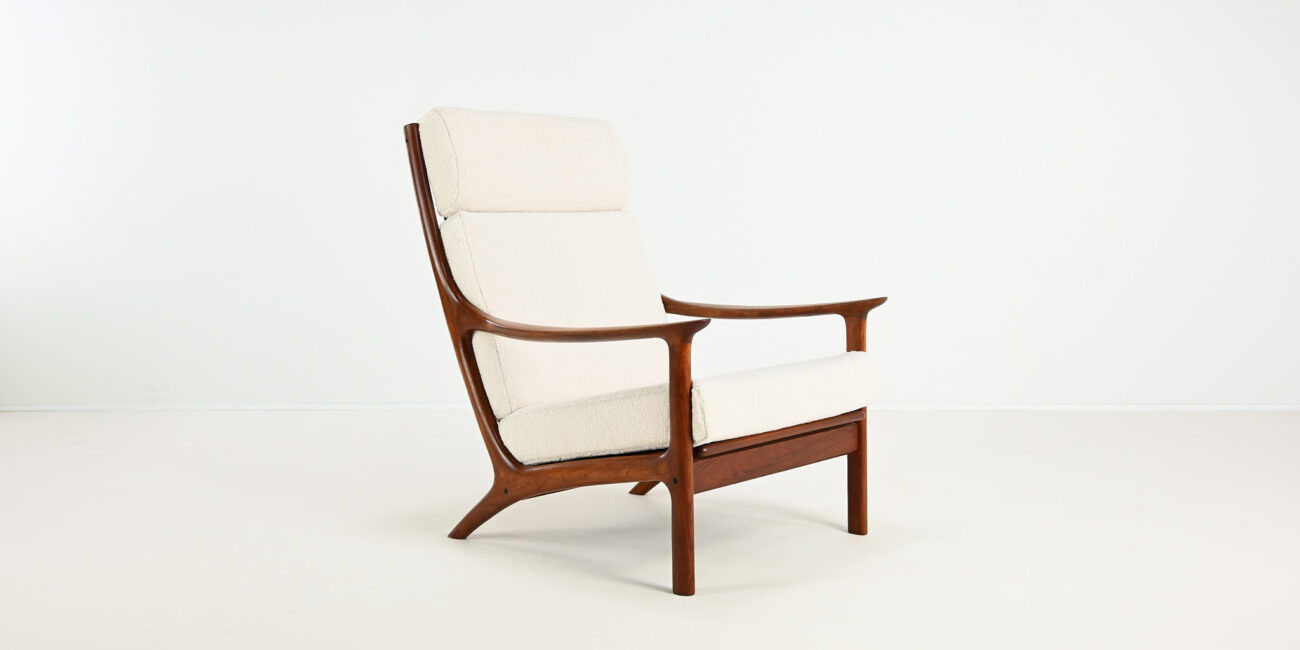 This elegant pair of armchairs, designed by Edvard Valentinsen and manufactured by Fraska in the 1960s, exemplifies the elegance and innovation of mid-century Danish design.