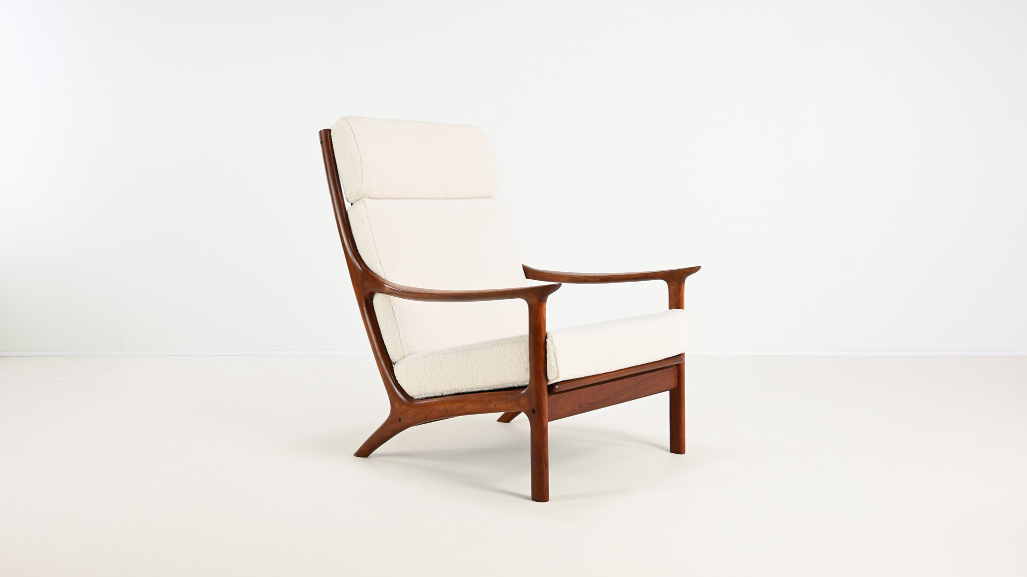 This elegant pair of armchairs, designed by Edvard Valentinsen and manufactured by Fraska in the 1960s, exemplifies the elegance and innovation of mid-century Danish design.