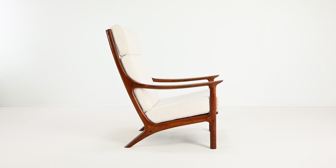 This elegant pair of armchairs, designed by Edvard Valentinsen and manufactured by Fraska in the 1960s, exemplifies the elegance and innovation of mid-century Danish design.