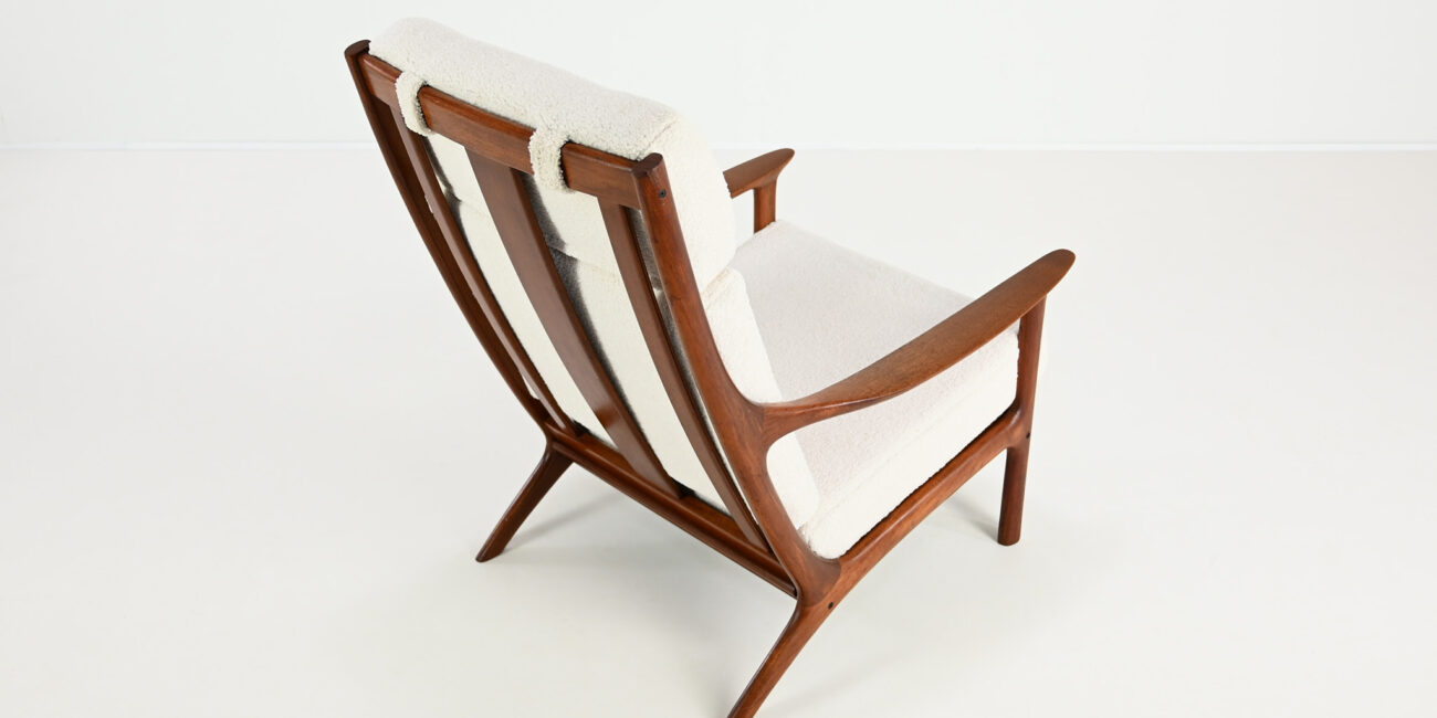 This elegant pair of armchairs, designed by Edvard Valentinsen and manufactured by Fraska in the 1960s, exemplifies the elegance and innovation of mid-century Danish design.