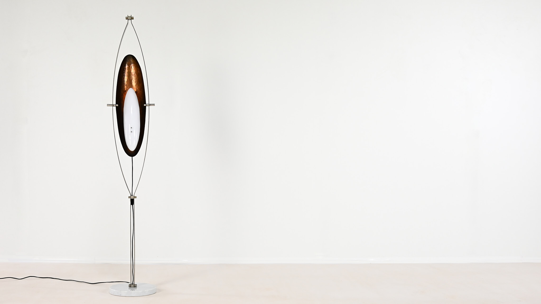 Sculptural floor lamp, by Italian designer Goffredo Reggiani during the 60's. Structure made of steel resting on a round carrare marble base and supporting an ovoid shaped orientable copper reflector with an acrylic glass diffuser.