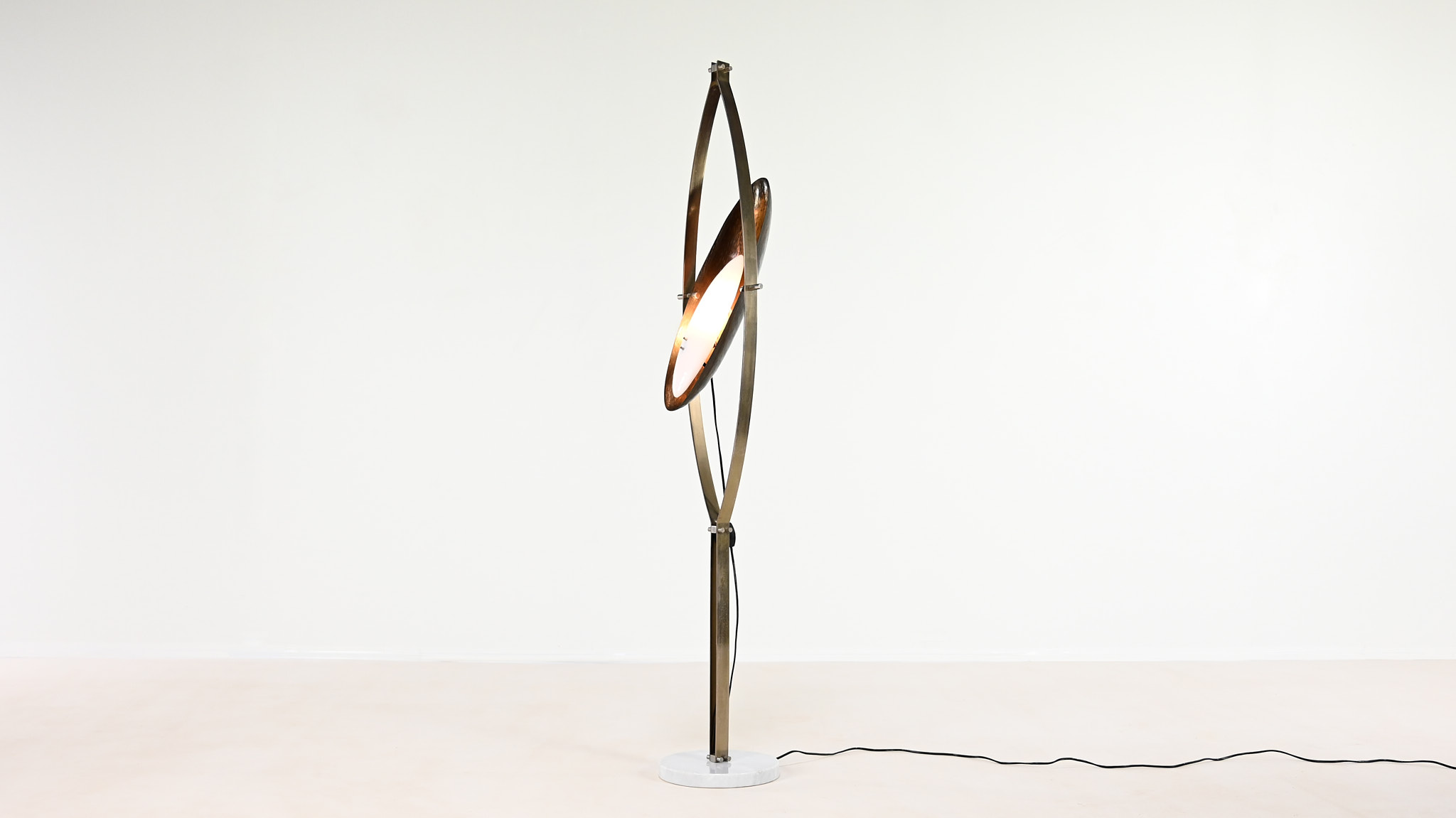 Sculptural floor lamp, by Italian designer Goffredo Reggiani during the 60's. Structure made of steel resting on a round carrare marble base and supporting an ovoid shaped orientable copper reflector with an acrylic glass diffuser.