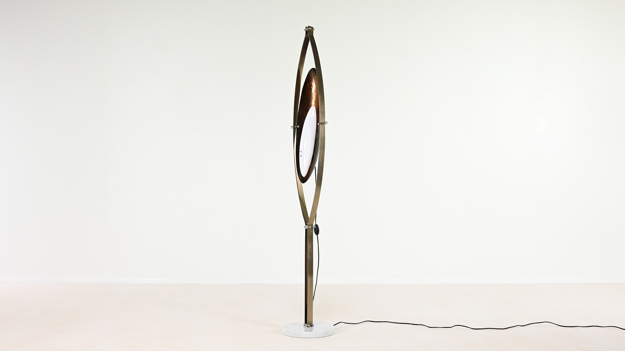 Sculptural floor lamp, by Italian designer Goffredo Reggiani during the 60's. Structure made of steel resting on a round carrare marble base and supporting an ovoid shaped orientable copper reflector with an acrylic glass diffuser.